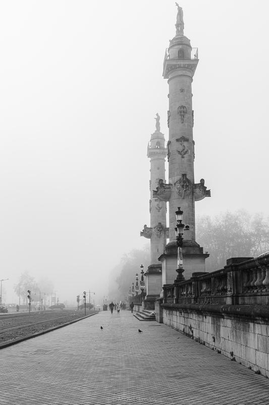 Colonnes dans la brume