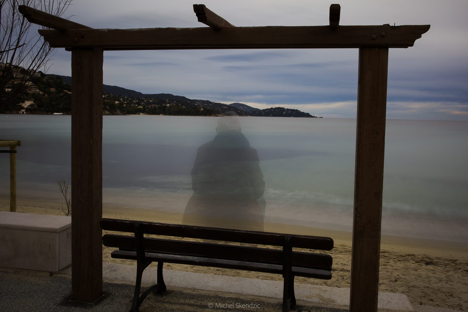 Fantôme au bord de l'eau