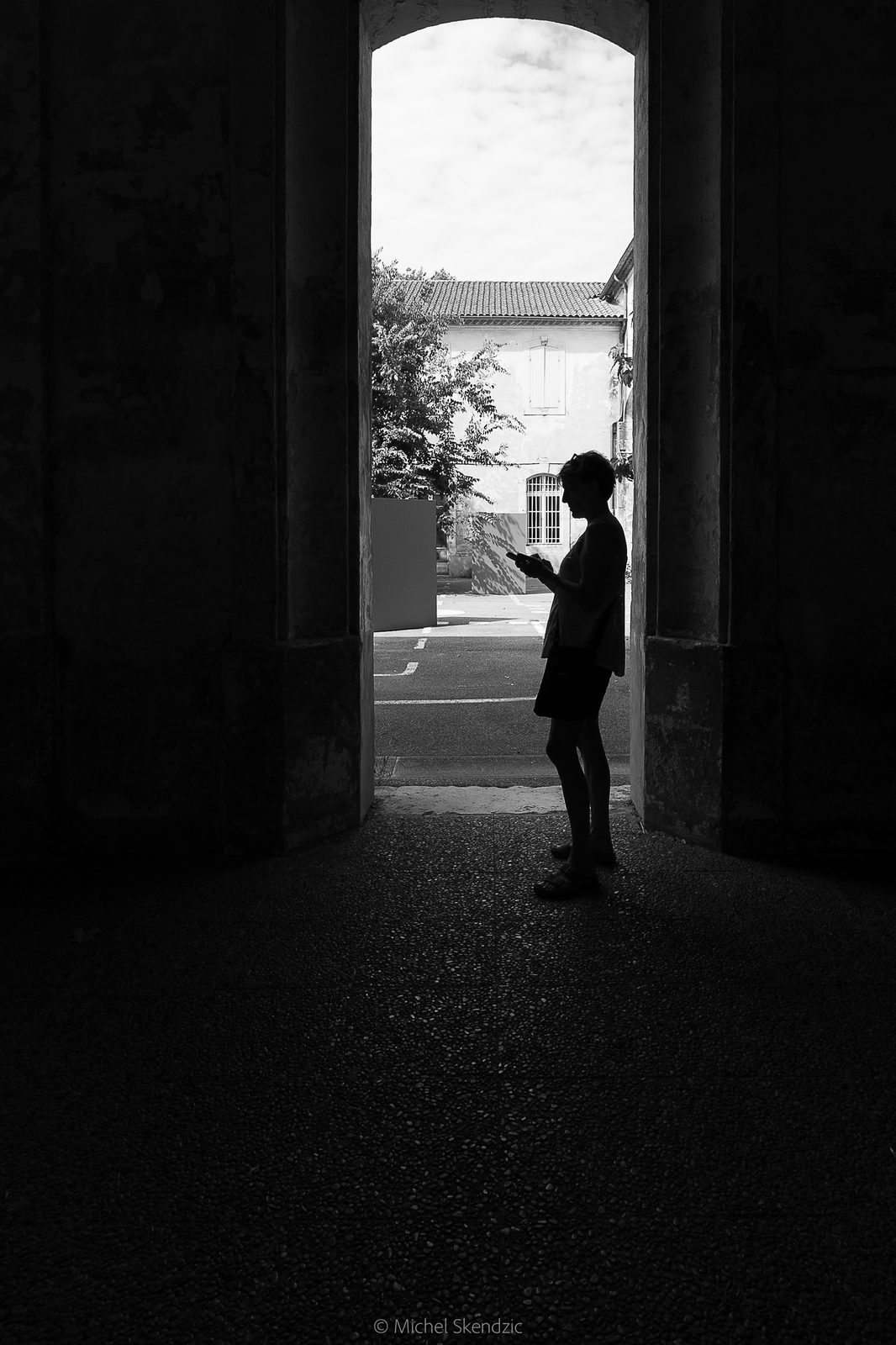 Silhouette dans l'embrasure