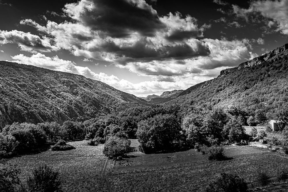 Vallée sous les nuages